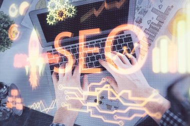 İnsan elinin bilgisayar klavyesini ve SEO hologram çizimlerini yazarken çoklu pozlama. Üst Manzara. Arama optimizasyon kavramı.
