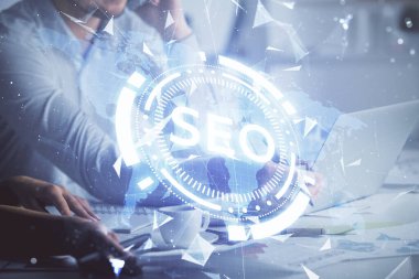 Kadın ve erkeğin birlikte çalışıp hologram çizerken çift pozlama. Teknoloji konsepti. Bilgisayar arkaplanı.