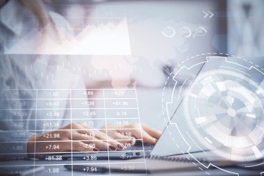 Bilgisayar ve ön grafik hologram çizimi üzerinde çalışan kadın elleri çift pozlama. Mali analiz kavramı.