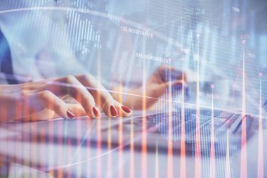 Bilgisayarda ve finansal grafik hologramında yazı yazan kadın ellerine çoklu maruz kalma. Borsa analizi kavramı.