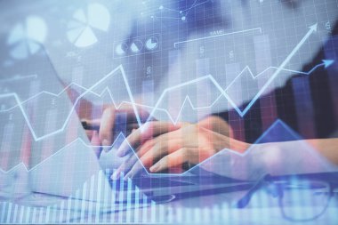Bilgisayarda ve finansal grafik hologramında yazı yazan kadın ellerine çoklu maruz kalma. Borsa analizi kavramı.