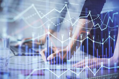 Bilgisayarda ve finansal grafik hologramında yazı yazan kadın ellerine çok maruz kalmış. Borsa analizi kavramı.