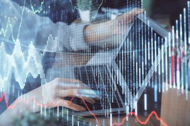 Bilgisayarda ve ön x grafik hologram çiziminde kadın eli yazarken çift pozlama. Borsa yatırım kavramı.