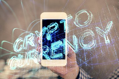 Erkeklerin el ele tutuşmalarının ve telefon ve kripto para birimi engelleme teması çiziminin iki kez görüntülenmesi.