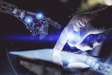 Erkeklerin el ele tutuşup dijital bir cihaz ve veri temalı hologram çizimi kullanırken çift pozlama. Teknoloji konsepti.