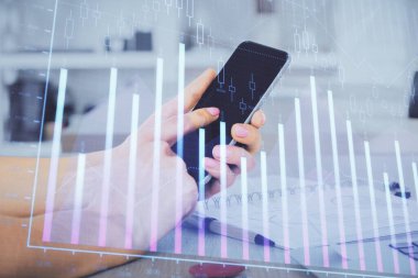 Erkeklerin el ele tutuşup dijital bir cihaz ve ön grafik çizimi kullanırken çift pozlama. Finansal piyasa kavramı.