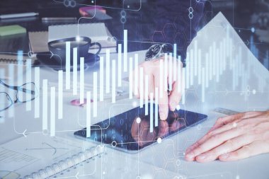 Erkeklerin el ele tutuşup dijital bir cihaz ve ön grafik çizimi kullanırken çift pozlama. Finansal piyasa kavramı.