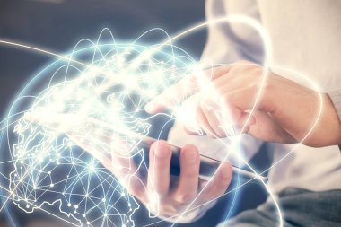 Erkeklerin el ele tutuşup telefon kullanırken ve uluslararası iş teması çizerken çift pozlama.