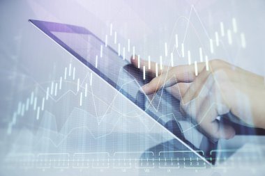 Erkeklerin el ele tutuşup dijital telefon ve forx grafik çizimleri kullanırken birden fazla pozlama. Finansal piyasa kavramı.