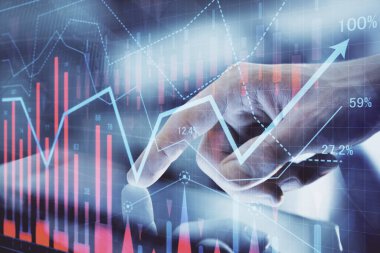 Erkeklerin el ele tutuşup dijital telefon ve forx grafik çizimleri kullanırken birden fazla pozlama. Finansal piyasa kavramı.