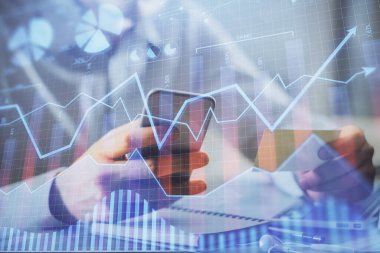 Bir adamın elini tutarken ve bir telefon ve finansal grafik çizimi kullanırken çift pozlama. Analiz kavramı.