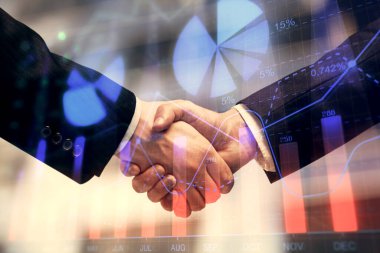 Forx grafik hologramı ve iki adamın el sıkışması. Borsa konsepti.