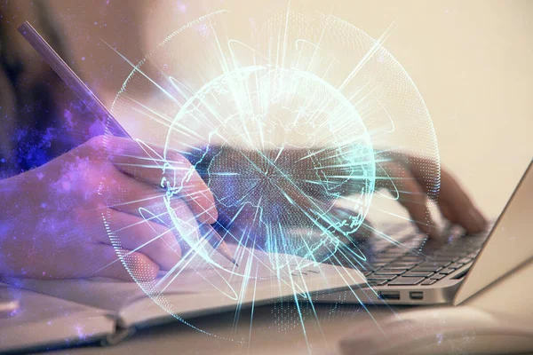 Mehrfachbelichtung von Frauenhänden beim Tippen auf Computer- und Business-Themen-Hologrammzeichnung. Erfolgskonzept. — Stockfoto