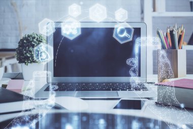 Bilgisayar, teknoloji temalı hologramla birlikte ofiste. Çifte maruziyet. Teknoloji kavramı.