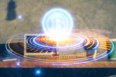 Blockchain temalı holograma ve bilgisayar arkaplanlı masaya çoklu maruz kalma. Bitcoin şifreleme para birimi kavramı.