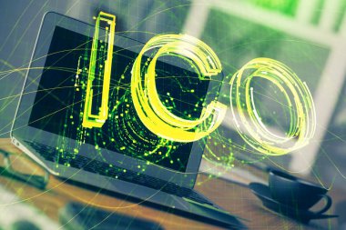 Blockchain temalı holograma ve bilgisayar arkaplanlı masaya çoklu maruz kalma. Bitcoin şifreleme para birimi kavramı.