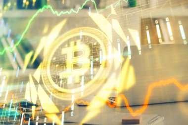 Blockchain temalı holograma ve bilgisayar arkaplanlı masaya çoklu maruz kalma. Bitcoin şifreleme para birimi kavramı.