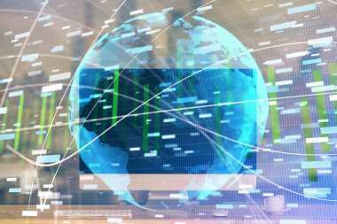 İş teması simgelerinin çoklu pozlandırılması ve bilgisayar geçmişi olan masa. Başarı kavramı.