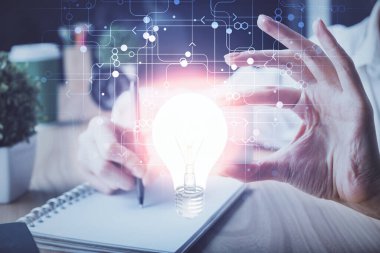 Kadın elinin üstüne ampul çizip arka planda not almak. Fikir kavramı. Çift pozlama