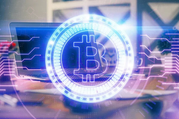 Πολλαπλή έκθεση του ολογράμματος θέμα blockchain και πίνακα με φόντο τον υπολογιστή. Έννοια του κρυπτογραφικού νομίσματος bitcoin. — Φωτογραφία Αρχείου
