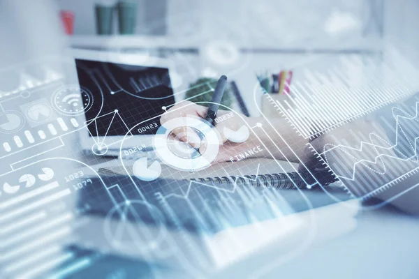 Teknik temalı hologram kadınların ellerinden üstündür. Yüksek teknoloji kavramı. Çift pozlama