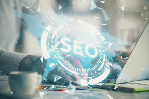 Arka planda bilgisayarla çalışan bir adamla iki kez simgeye maruz kalıyoruz. Arama motoru optimizasyonu kavramı.