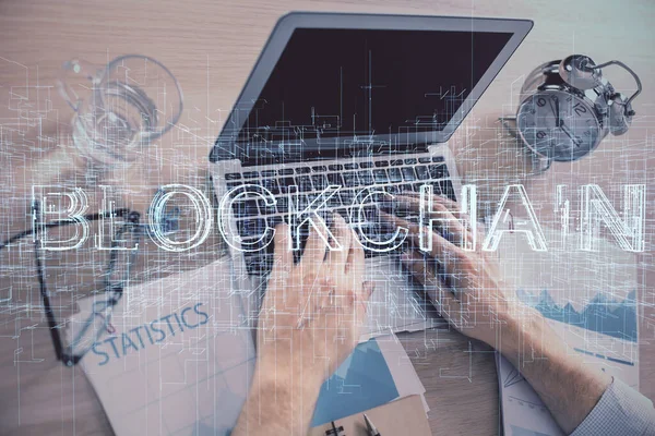 Arka planda bilgisayarla çalışan bir adamın olduğu engelleme temalı hologram. Kripto zinciri kavramı. Çift pozlama.