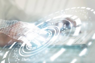 Bilgisayar geçmişi üzerinde çalışan bir adamla çok sayıda teknolojik çizime maruz kalmış. Yenilik kavramı.