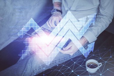 Arkaplanda bilgisayar üzerinde çalışan iş adamıyla birlikte büyüyen oklar. Başarı konsepti. Çift pozlama.