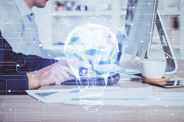 Flechas crecientes con hombres de negocios trabajando en la computadora en segundo plano. Concepto de éxito. Doble exposición. —  Fotos de Stock