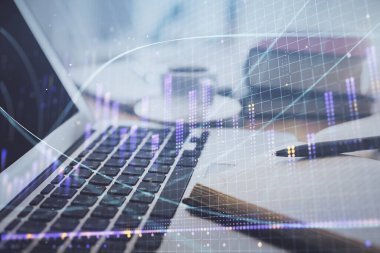 Finans şeması çizimine ve masaüstüne kahve ve masa arkasında eşyalar ile çifte pozlama. Önx piyasa ticareti kavramı