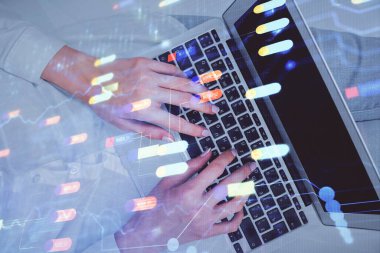 Bilgisayar ve veri temalı hologram çizimlerinde çalışan kadın elleri çift pozlama. Üst Manzara. Teknoloji konsepti.