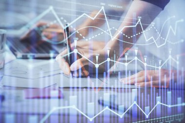 Bilgisayarda ve finansal grafik hologramında yazı yazan kadın ellerine çok maruz kalmış. Borsa analizi kavramı.