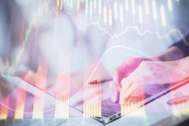 Bilgisayarda ve ön x grafik hologram çiziminde kadın eli yazarken çift pozlama. Borsa yatırım kavramı.