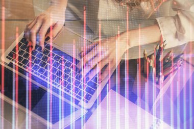 Bilgisayarda ve ön x grafik hologram çiziminde kadın eli yazarken çift pozlama. Borsa yatırım kavramı.