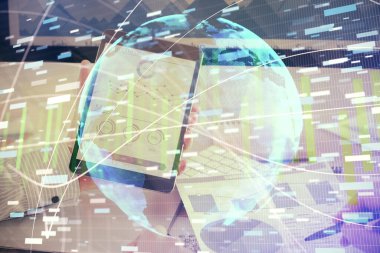 Erkeklerin el ele tutuşup telefon kullanırken ve uluslararası iş teması çizerken çift pozlama.