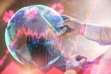 Erkeklerin el ele tutuşup telefon kullanırken ve uluslararası iş teması çizerken çift pozlama.