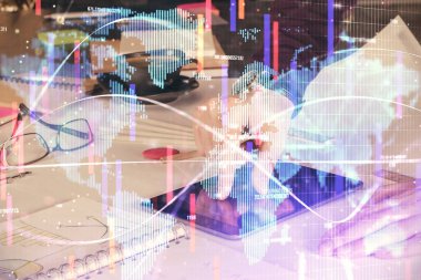 Erkeklerin el ele tutuşup telefon kullanırken ve uluslararası iş teması çizerken çift pozlama.