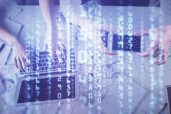 Doble exposición del hombre y la mujer que trabajan juntos y el dibujo del holograma del tema de datos. Antecedentes. Vista superior. — Foto de Stock