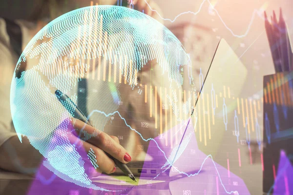 Doble exposición de las manos de la mujer escribiendo en el dibujo del holograma de la computadora y del gráfico financiero. Concepto de análisis bursátil. — Foto de Stock