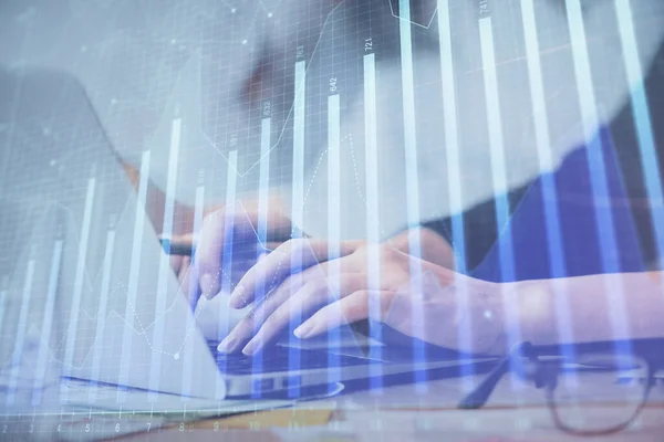 Multi exposición de las manos de la mujer escribiendo en el dibujo del holograma de la computadora y del gráfico financiero. Concepto de análisis bursátil. —  Fotos de Stock