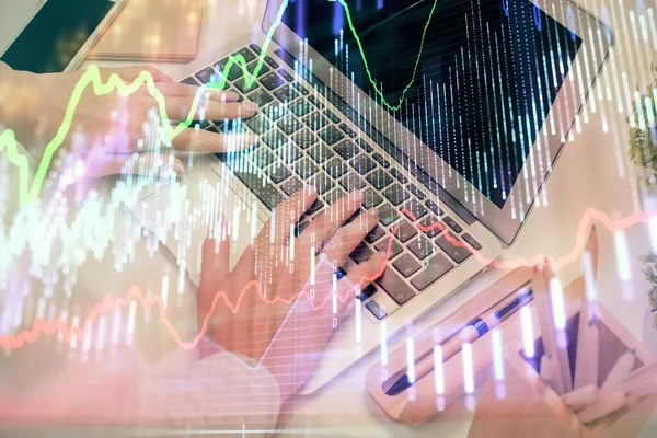 Mehrfachbelichtung von Frauenhänden beim Tippen auf Computer- und Forex-Diagramm-Hologrammzeichnung. Aktienmarktanalysekonzept. — Stockfoto