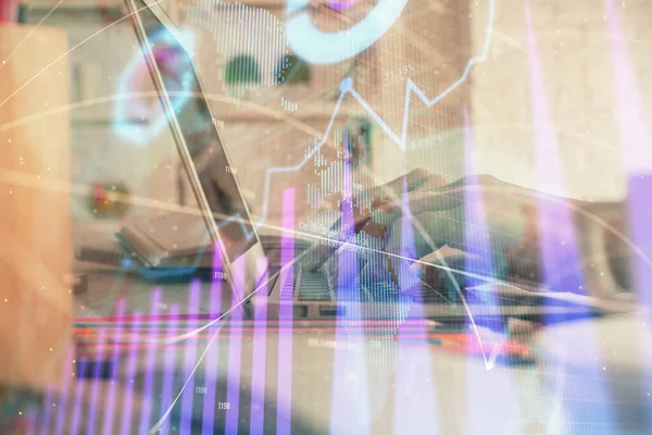 Doble exposición de las manos de la mujer escribiendo en la computadora y el dibujo del holograma gráfico de divisas. Concepto de inversión bursátil. —  Fotos de Stock