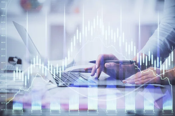 Doppelbelichtung von Frauenhänden beim Tippen auf Computer- und Forex-Diagramm-Hologrammzeichnung. Börseninvestitionskonzept. — Stockfoto