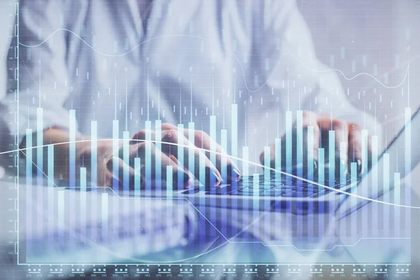 Doble exposición de las manos de la mujer escribiendo en la computadora y el dibujo del holograma gráfico de divisas. Concepto de inversión bursátil. —  Fotos de Stock