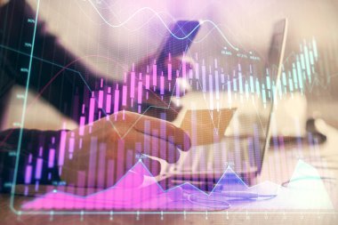 Bir adamın elini tutarken ve bir telefon ve finansal grafik çizimi kullanırken çift pozlama. Analiz kavramı.