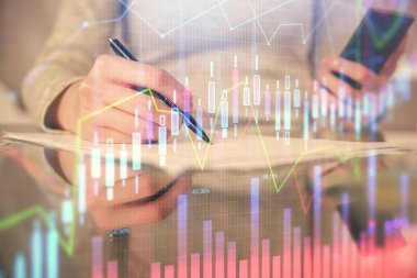 Ön x çizelgesine çift pozlama, hologram çizimi ve cep telefonu kullanan bir kadın. Finansal piyasa kavramı.