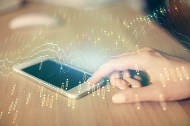 Ön x çizelgesine çift pozlama, hologram çizimi ve cep telefonu kullanan bir kadın. Finansal piyasa kavramı.