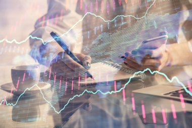 Finansal grafik çizimine çifte maruz kalma hologram ve cep telefonu kullanan bir kadın. Borsa konsepti.