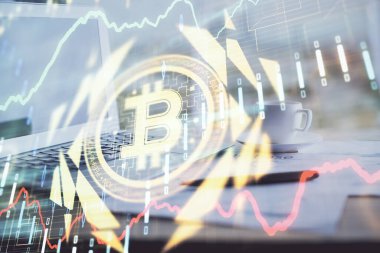 Engelleme zinciri ve kripto ekonomi temalı hologram ve bilgisayar geçmişi olan bir masa. Bitcoin kripto para kavramı.